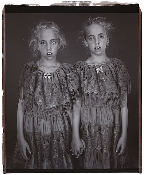 Mary Ellen Mark, TWINS 2002. Heather and Kelsey Dietrick, 7 years old,
Kelsey older by 66 minutes. Polaroid, unique. 76x56 cm.
©Mary Ellen Mark. All Rights Reserved
