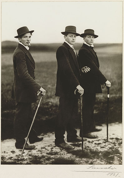 August SanderJungbauern | 1914 Silbergelatineabzug in Originalpassepartout 22,8 × 17 cm Bildmaß | 49,1 × 33,5 cm Originalpassepartout Stiftung Ann und Jürgen Wilde© Photographische Sammlung / SK Stiftung Kultur – August Sander Archiv, Köln, VG Bild-Kunst, Bonn 2011