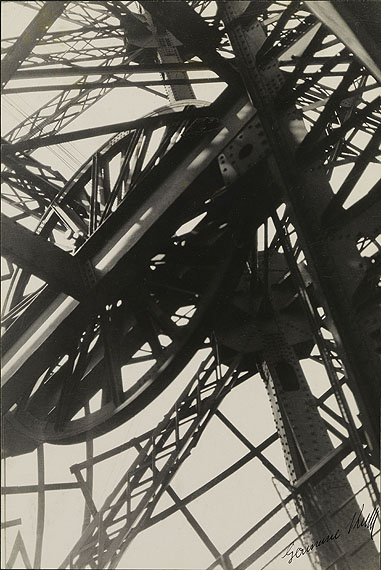 Germaine KrullEiffelturm | 1927 Silbergelatineabzug 36,1 &times; 24,2 cm Stiftung Ann und J&uuml;rgen Wilde&copy; Fotografische Sammlung im Museum Folkwang Essen / Nachlass Germaine Krull