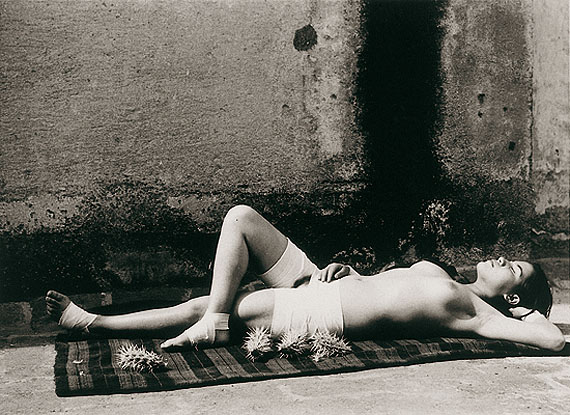 Manuel Alvarez BravoLa Bonne Réputation endormie- Mexico193820,2 x 25,2 cm © by SIAE 2011photo credit: Frédéric Delpech