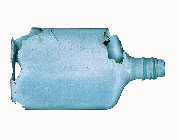Blue plastic bottle 2007 Seafruit Plastikflasche blau 2007 Meeresfrüchte © Christian von Alvensleben