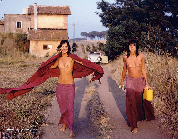 Robert Freeman, Jutta und Gisela, countryside Rome 1973Deichtorhallen/Haus der Photographie