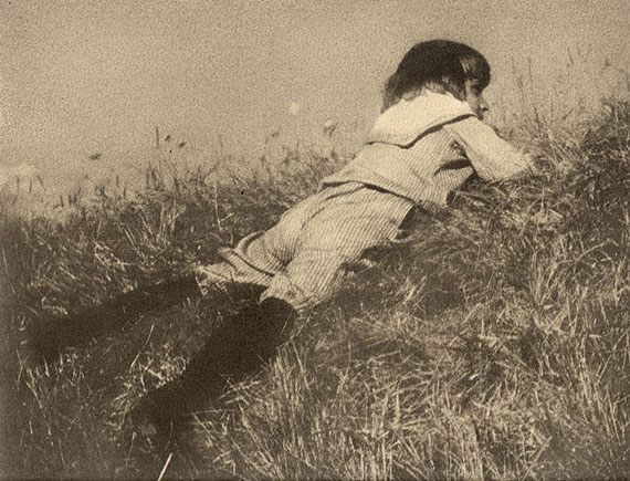 Heinrich Kühn, Hans im Gras, Tyrol 1905, Pigment transfer printCourtesy GALERIE JOHANNES FABER, Wien