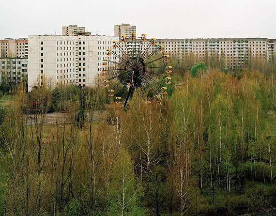 © Rüdiger Lubricht, Riesenrad vor Wohnblocks in Pripjat, 2005