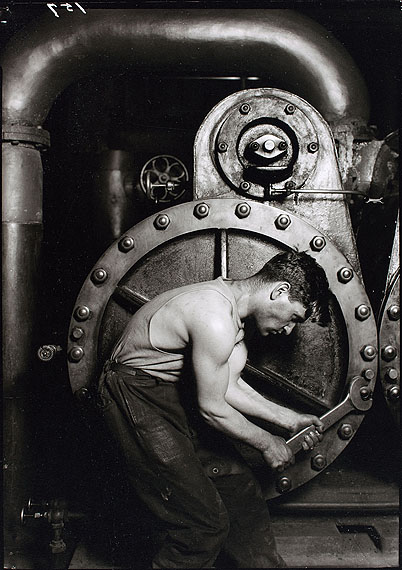 Lewis Hine, Power plant worker at the steam turbine, 1920, gelatin-coated paper; M&uuml;nchner Stadtmuseum &copy; George Eastman House, Rochester