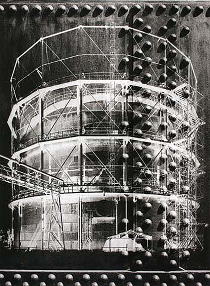 Heinrich Heidersberger, Gasometer, Braunschweig, 1952, gelatin-coated paper, negative print Münchner Stadtmuseum © Institut Heidersberger, Wolfsburg