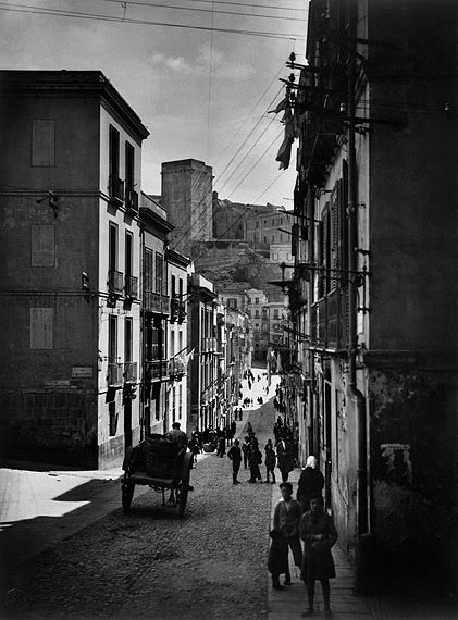 Leben und Treiben in Cagliari. Im Hintergrund der Elefantenturm 1927© Die Photographische Sammlung/SK Stiftung Kultur – August Sander Archiv, Köln; VG Bild-Kunst, Bonn, 2011