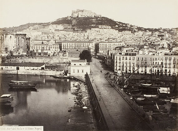 Giorgio Sommer: Neapel, Hafen und Burg St. Elmo, 1883Die Photographische Sammlung/ SK Stiftung Kultur, K&ouml;ln
