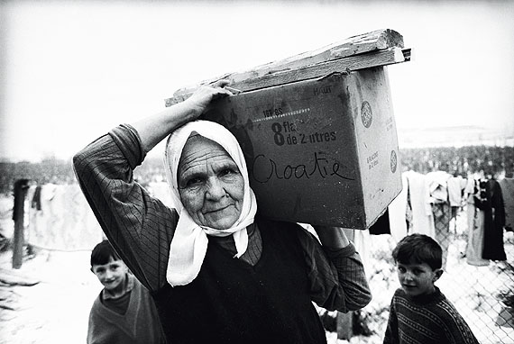 Daniel BiskupFrau mit Brennholz im kroatischen FlüchtlingslagerResnik, Januar 1993