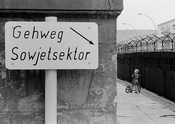 Thomas HoepkerKind an der Berliner Mauer im Wedding, Berlin (West),1963