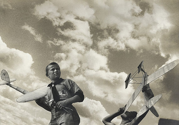 Alexander Rodchenko und Warwara Stepanowa Young Gliders, Sketch of a double page for the magazine USSR in Construction, 1933Cardboard, photomontage 41,2 x 60,5 cmMoscow House of Photography Museum &copy; Rodchenko&rsquo;s Archive / 2011, ProLitteris, Zurich