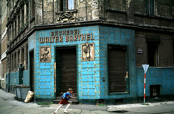 Straße mit alter Bäckerei, Halle 1991 © Thomas Hoepker / Magnum
