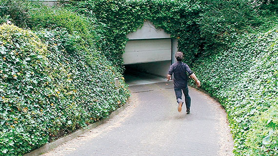 Sebastian Stumpf, Still aus der Videoarbeit Tiefgaragen, 2008