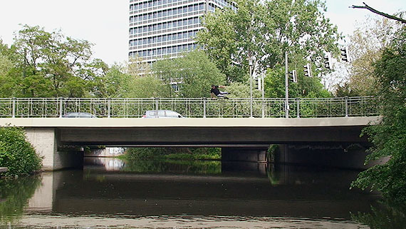 Sebastian Stumpf, Still aus der in Braunschweig entstandenen Videoarbeit Brücken, 2010