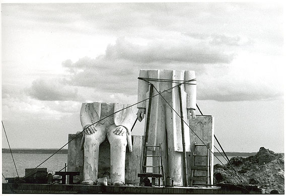 Sibylle Bergemann: Marx-Engels-Denkmal (für Berlin-Mitte) vor der Werkstatt des Bildhauers Ludwig Engelhardt,
Gummlin, Usedom, Mai 1985