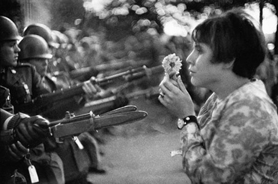 Jeune fille &agrave; la fleur, Washington, 1967Silver gelatin printsize : 20-24 inch 