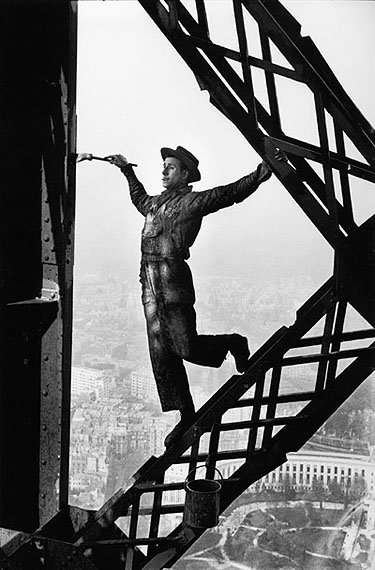 Tour Eiffel, Paris, 1953Silver gelatin print size : 20-24 inch 