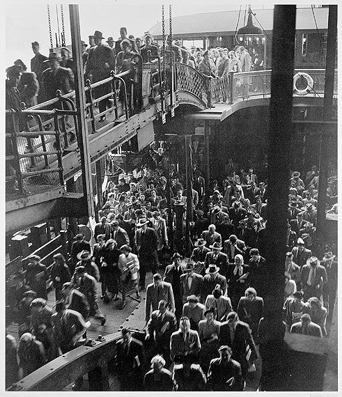 Andreas Feininger, Passagiere beim Verlassen der Staten Island Fähre an der Battery, New York, ca. 1940© AndreasFeiningerArchive.com, c/o Zeppelin Museum Friedrichshafen