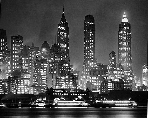 Andreas Feininger, Downtown Manhattan am Abend, New York, 1940© AndreasFeiningerArchive.com, c/o Zeppelin Museum Friedrichshafen
