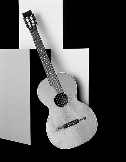 Shirana Shahbazi[Gitarre-01-2009]Gelatin-silver print / Silbergelatine-AbzugGalerie Bob van Orsouw, Z&uuml;rich&copy; Shirana Shahbazi
