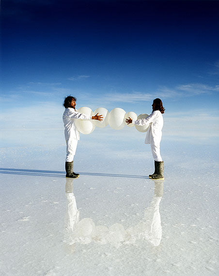 Balloon Line Bolivia 2007(performance with Gastón Ugalde)© Scarlett Hooft Graafland