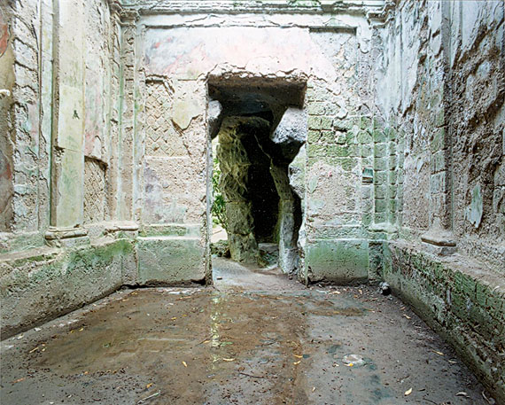 Series Un piede nell'Eden, Caserta 1987, Project Print, 8 x 10 cm © Fondo di Luigi Ghirri, Courtesy of Mummery+Schnelle