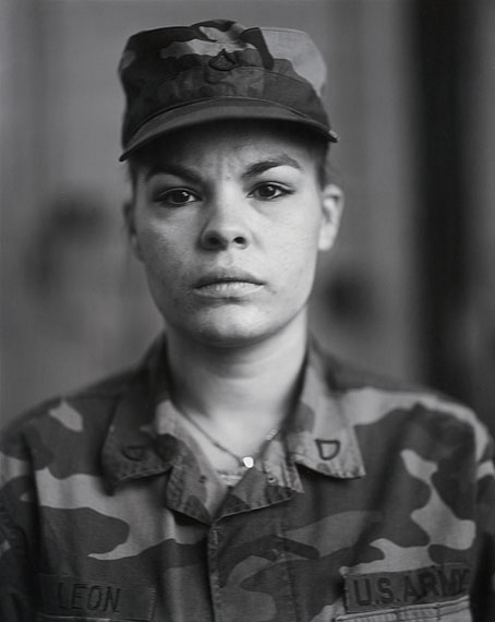 Aus der Reihe / from the series: U.S. Army Reserve on Red Alert, Gulf War Rallies, 1990. P.F.C. Maria I. Leon, Bethlehem, Pennsylvania&copy; Judith Joy Ross, courtesy Pace/MacGill Gallery, New York und Sabine Schmidt Galerie, K&ouml;ln, 2011