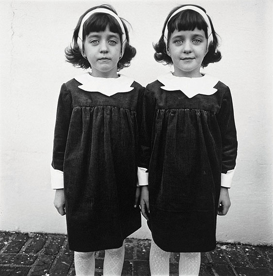 Diane Arbus, Identical Twins, Roselle, N.J., 1967 aus A Box of Ten Photographs, 1971Silbergelatineabzug, 37,6 x 37,8 cmNieders&auml;chsische Sparkassenstiftung, Hannover&copy; The Estate of Diane Arbus, LLC Repro: Michael Herling/Uwe Vogt, Sprengel Museum Hannover