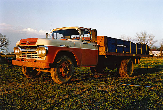 William Eggleston, Ohne Titel (Memphis-Tennessee), 1972 aus 14 Pictures, 1974Dye Transfer Print, 32,5 x 48 cmNiedersächsische Sparkassenstiftung, Hannover© Eggleston Artistic Trust 2011Repro: Photo-Team Jürgen Brinkmann, Hannover