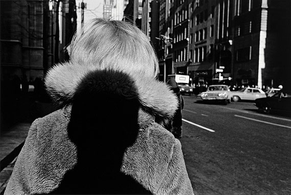 Lee Friedlander, New York City 1966Silbergelatineabzug, 18,8 x 28,2 cmNieders&auml;chsische Sparkassenstiftung, Hannover&copy; Lee FriedlanderRepro: Photo-Team J&uuml;rgen Brinkmann, Hannover