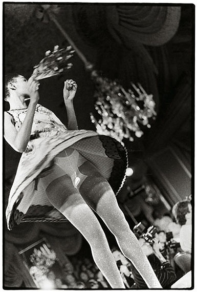 Frontal view, Geoffrey Beene fashion show, 1990.(Frontalansicht, Geoffrey Beene Modenschau)Silbergelatine-Abzug, 124,1 x 96,8 cm. Courtesy Tracy Williams Ltd., New York, und Galerie Gisela Capitain, Köln; © Zoe Leonard
