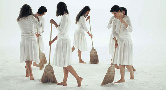 Mircea CANTOR Tracking Happiness 2009 © 2009 Mircea CantorCourtesy the artist, Yvon Lambert, Paris and Dvir Gallery, Tel Aviv
