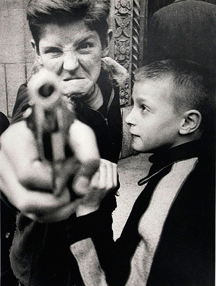 Lot 756 - William Klein (né en 1928) - Gun I, New York 1955Estimation : 4 500 / 5 500 &euro;