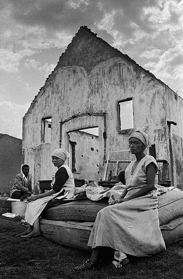 © Jürgen Schadeberg, Waiting for the Truck, Sophiatown, 1959