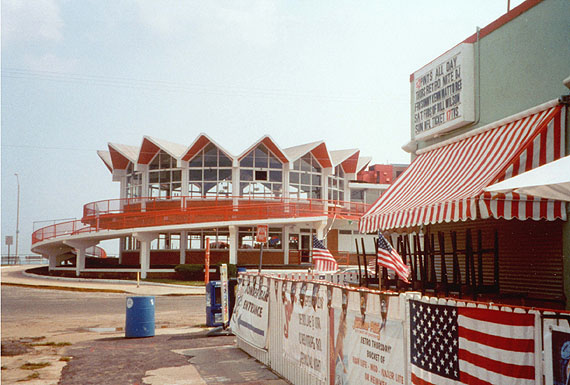 Dan GrahamPlastic Floats on Highway Shore, New Belmar, New Jersey, 2006Polyelectronica print on c-type paperCourtesy Francesca Minini, MilanRepresented by : Francesca Minini