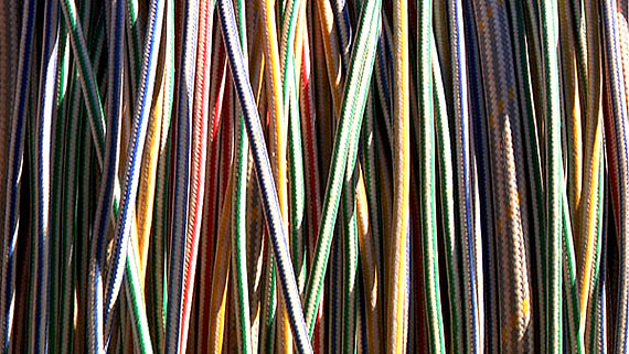 Marcellvs L. (Brazil-MG/Germany, 1980)Toga, 2010 | Video, 15’03’’Courtesy Carlier Gebauer, Berlin and Galeria Luisa Strina, Sao PauloIn the port of Reykjavík, Iceland, a large fishing net is hauled off a boat that was out in the sea for two months. This work creates a reflexive dimension through a strategy of repetition and change of pace that leaves viewers disoriented.© SESC_Videobrasil