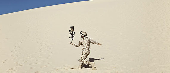 Shaun Gladwell (Australia, 1972)Double balancing act, 2010 | Two-channel video installationSide by side, a soldier balances his machine gun and a performer teeters on a crutch. This work remains open to various readings, ranging from concepts such as balance to human and cultural issues as suggested by the identity of the protagonists.&copy; SESC_Videobrasil