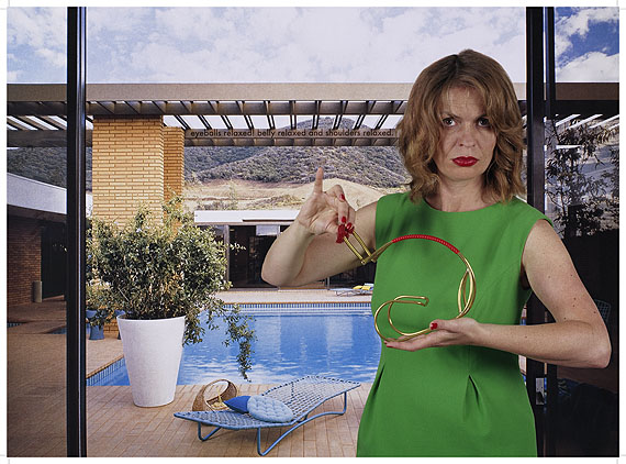 Tina Bara, Alba D&acute;Urbanoaus: "Kunstwerke: CasaBellaArt" 2004-2006, Lambda-Print auf Fotopapier, 90 x 66 cm, gerahmt, Teil einer 6 teiligen Fotoinstallation
