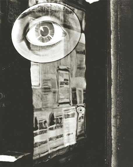 &copy; Jaromir FunkeEyeAl dorso a l&aacute;pizPortfolio IV, 1995. Prague House of Photography
