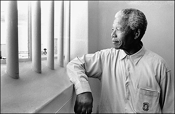 © Jürgen Schadeberg, Nelson Mandela beim Besuch seiner ehemaligen Gefängniszelle auf Robben Island, 1994