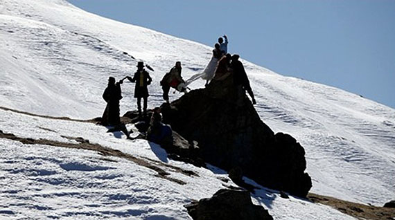 Nikhil Chopra and Munir Kabani (India)Man Eats Rock, 2011HD-CAM mastered tape, 22′08″© Nikhil Chopra and Munir Kabani