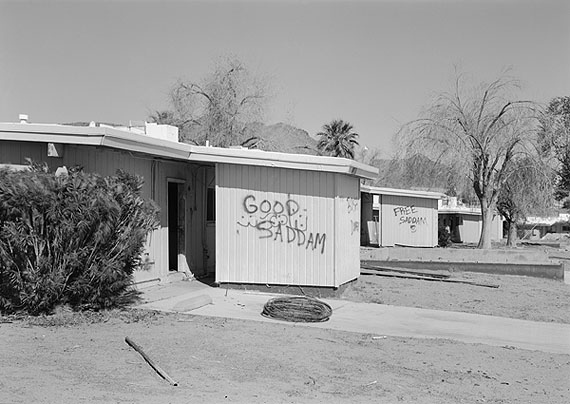 An-My L&ecirc;, Security and Stability Operations, graffiti I, 2003-2004, s&eacute;rie 29 Palms&copy; An-My L&ecirc;, Courtesy of the artist and Murray Guy, New York