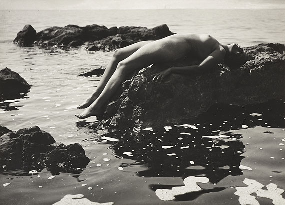 Rudolf Koppitz (1884&ndash;1936) Akt am Meer / Nude at the seaside (Anna Koppitz)1923Vintage silver print16,4 x 22,8 cm (6.5 x 9 in)Photographer&rsquo;s blindstamp in the image lower right, Photographer&rsquo;s &raquo;Prof. Rudolf Koppitz, Photo-Werkst&auml;tte, Wien, V. Zeinlhoferg. 8&laquo; stamp on the reverse, annotated in an unidentified hand in pencil on the reverse&euro; 3,000 / &euro; 5,000&ndash;7,000