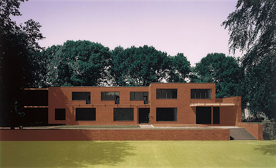 Thomas Ruff„H.L.K. 01“ (LUDWIG MIES VAN DER ROHE, HAUS HERMANN LANGE, KREFELD 1927–30). 2000C-print, Diasec. 100 x 162,5 cm (122 x 186,5 cm (inside dimension of frame). Signed, dated, titled and editioned in pencil on the reverse, as well as two gallery labels with work information. On the reverse hanger, thereupon another gallery label. From an edition of 5 numbered copies. Size of frame: 194,5 x 130 cm.Courtesy Villa Grisebach Auctions