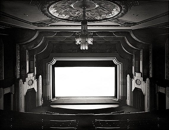 Hiroshi Sugimoto&bdquo;SAM ERIC P.A.&ldquo;, AUS DER SERIE &bdquo;THEATERS&ldquo;. 1978Gelatin silver print. 16&nbsp;1/2&nbsp;x&nbsp;21&nbsp;3/8&nbsp;in. (19&nbsp;7/8&nbsp;x&nbsp;23&nbsp;7/8&nbsp;in.). Signed, dated, titled and editioned in pencil on the reverse. From an edition of 25 numbered prints.Courtesy Villa Grisebach Auctions 