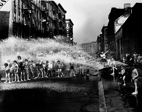 © WEEGEE/ICP, um 1937Sommer, Lower East Side
