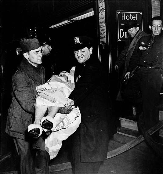 © WEEGEE/ICP, um 1940Unfall im Hotel St. Denis