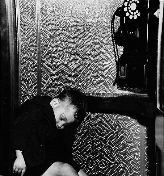 © WEEGEE/ICP, um 1940In der Telefonzelle eingeschlafen