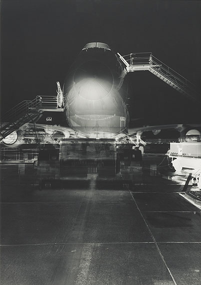 Lutter, Vera1960 Kaiserslautern - lives and works in New York"Frankfurt Airport VIII". April 28th, 2001. Unique gelatin silver print. Original artist's frame30.000 – 35.000 €