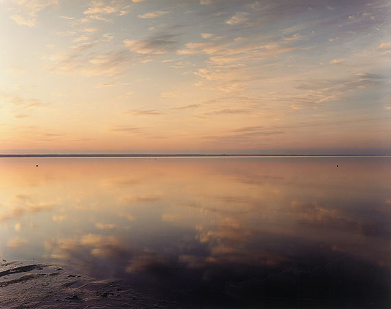 Meyerowitz, Joel1938 New York - lives and works in New York"Dawn". (From the series: Bay / Sky). Autumn 1986. Chromogenic C-Print.